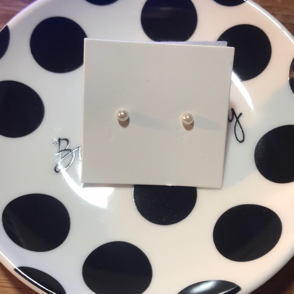 2/$7 Dainty pearl earrings